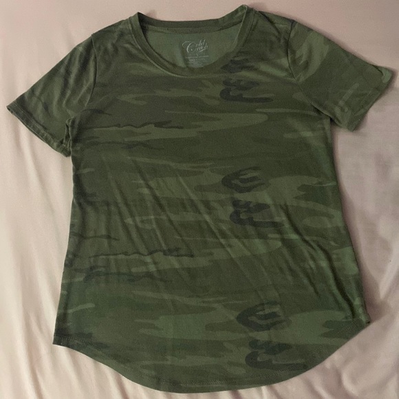 Tops - Green camo T-shirt size S